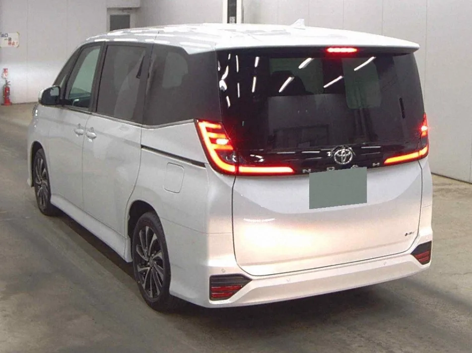 2026 Toyota Noah Hybrid 5D S-Z export Japan — image 2