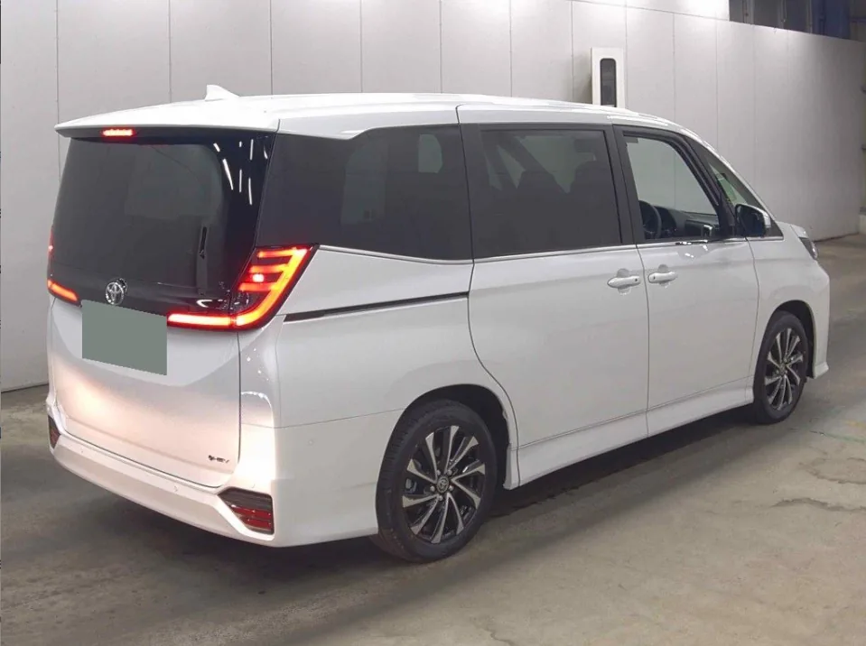 2026 Toyota Noah Hybrid 5D S-Z export Japan — image 4