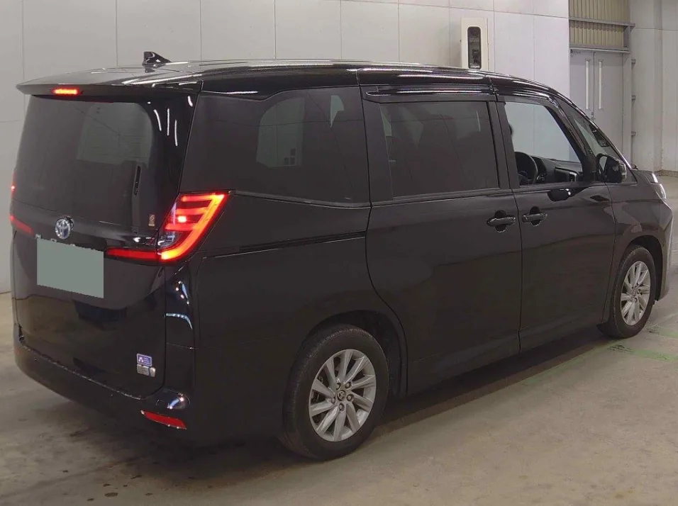 2024 Toyota Noah Hybrid 5D G export Japan — image 4