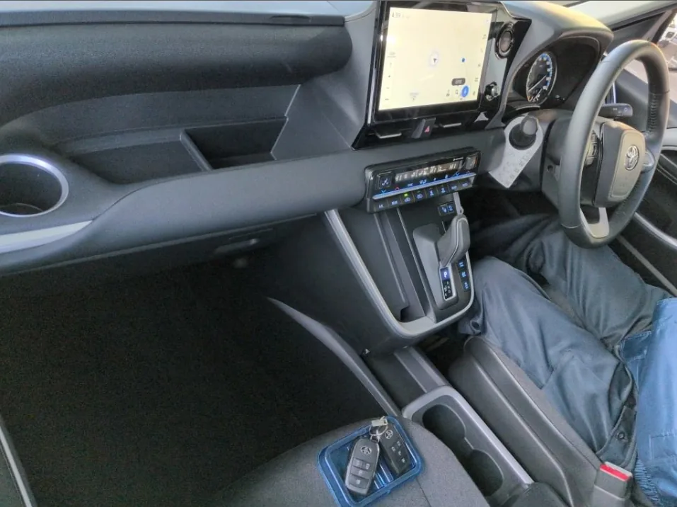 2024 Toyota Noah Hybrid 5D G export Japan — image 5