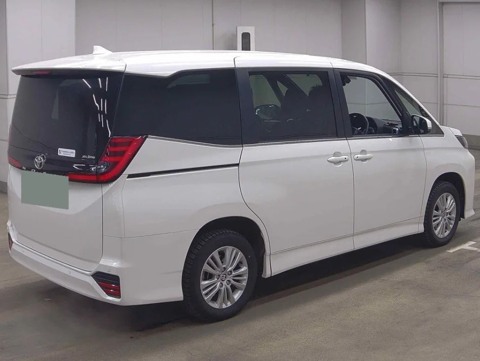 2025 Toyota Noah 5D 4WD S-Z export Japan — image 4