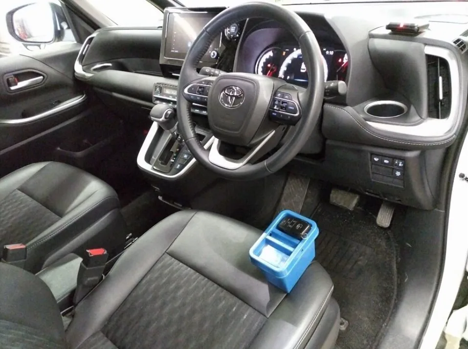 2025 Toyota Noah 5D 4WD S-Z export Japan — image 5