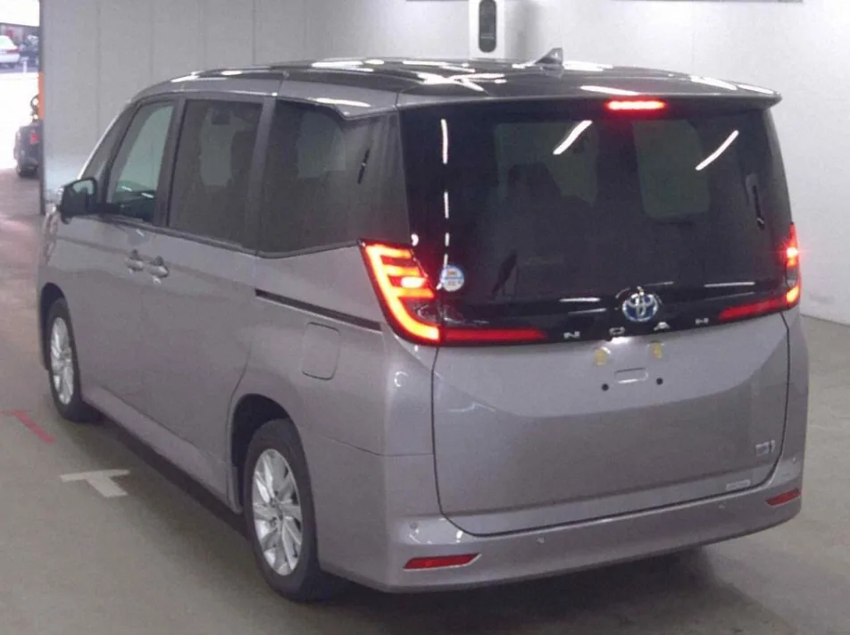 2023 Toyota Noah Hybrid 5D G export Japan — image 2