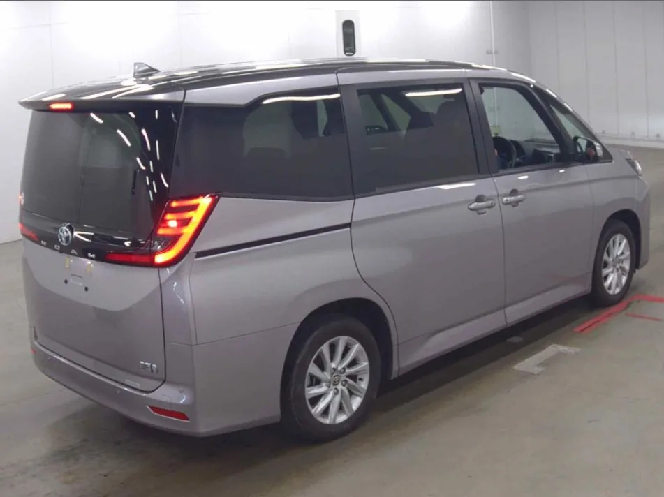 2023 Toyota Noah Hybrid 5D G export Japan — image 4