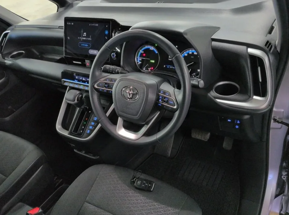 2023 Toyota Noah Hybrid 5D G export Japan — image 5