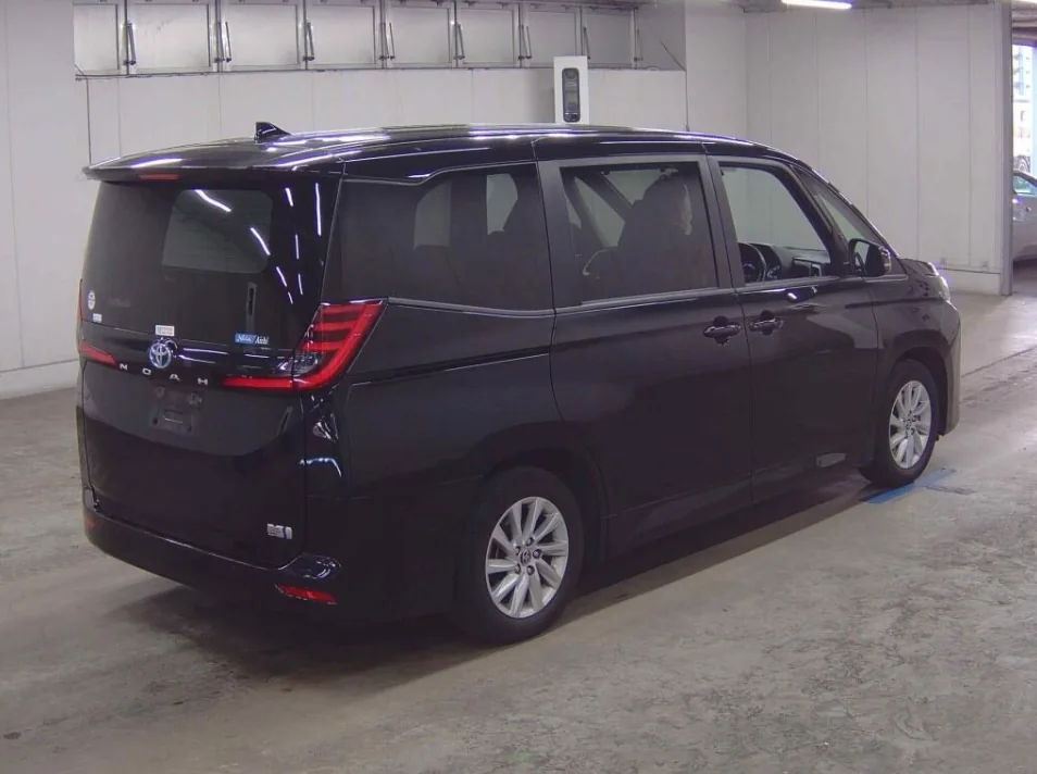 2022 Toyota Noah Hybrid 5D G export Japan — image 4