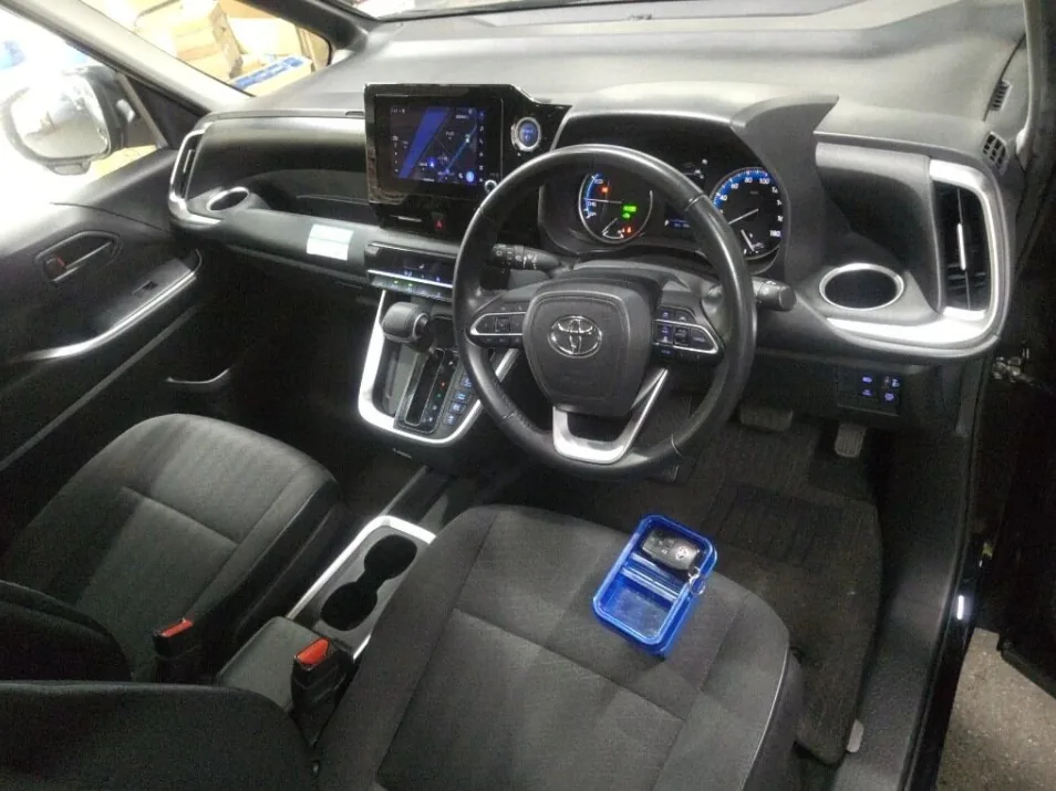 2022 Toyota Noah Hybrid 5D G export Japan — image 5