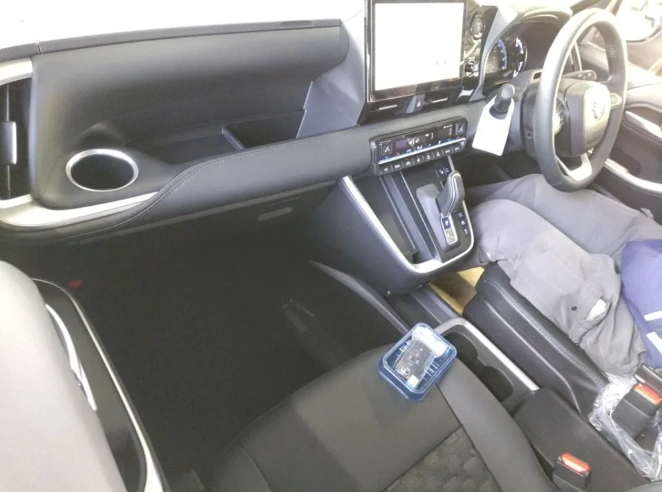2026 Toyota Voxy Hybrid 5D S-Z export Japan — image 5