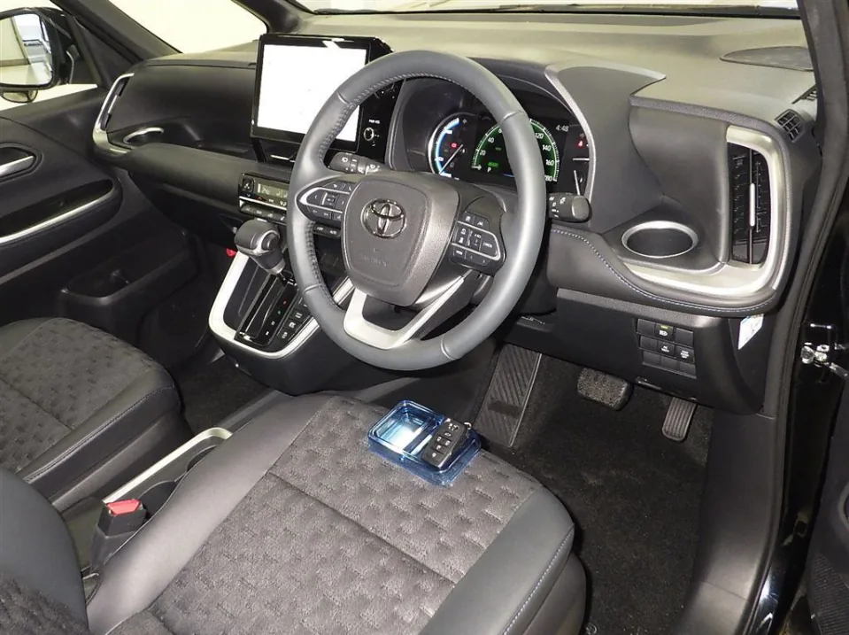2025 Toyota Voxy Hybrid 5D S-Z export Japan — image 5