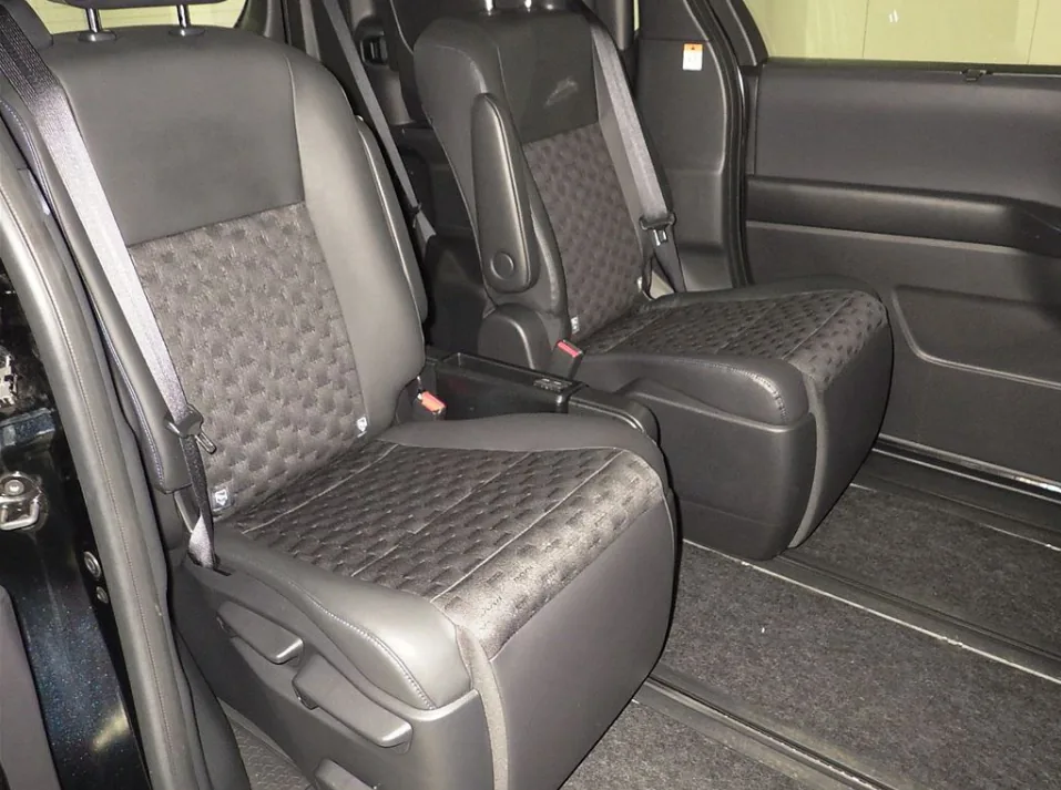 2025 Toyota Voxy Hybrid 5D S-Z export Japan — image 6