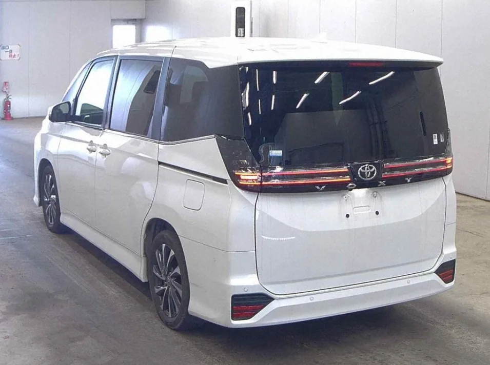 2024 Toyota Voxy 5D S-Z export Japan — image 2