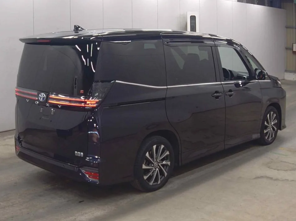 2023 Toyota Voxy Hybrid 5D S-Z export Japan — image 4