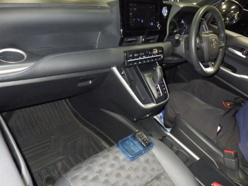 2023 Toyota Voxy Hybrid 5D S-Z export Japan — image 5