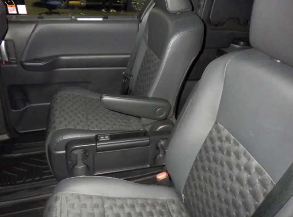 2023 Toyota Voxy Hybrid 5D S-Z export Japan — image 6