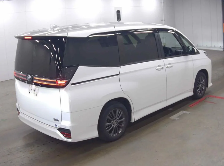 2022 Toyota Voxy Hybrid 5D S-G export Japan — image 4