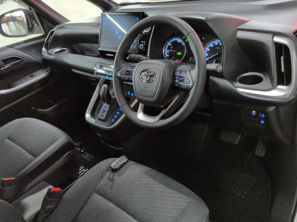 2022 Toyota Voxy Hybrid 5D S-G export Japan — image 5